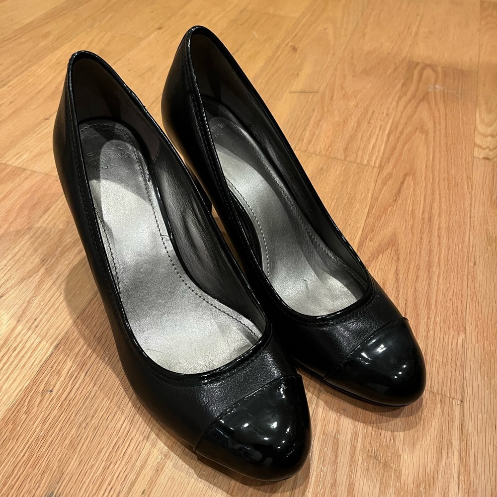 Black pumps